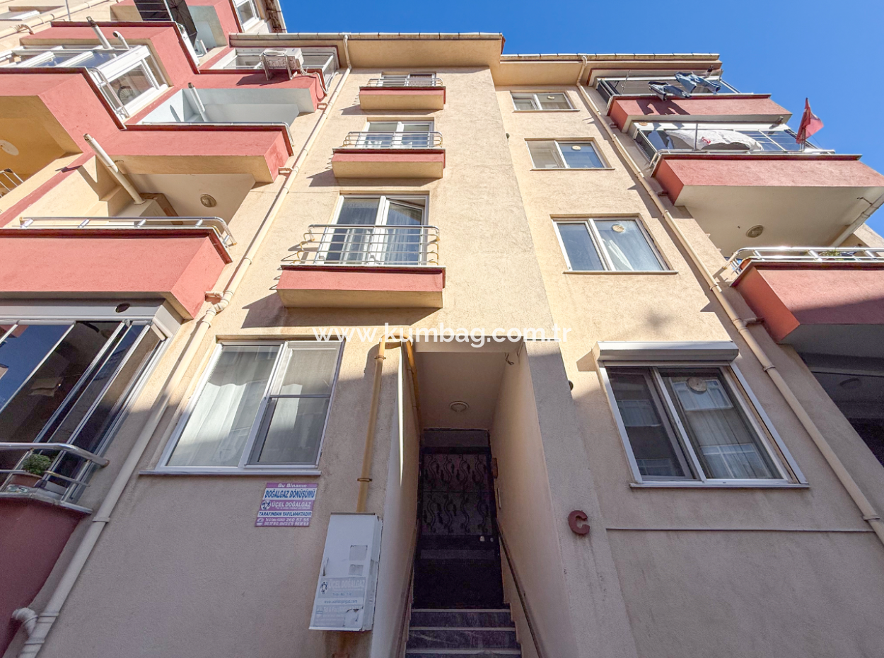 Çiftlikönü'nde Merkezi Konumda Çift Balkonlu Satılık 2+1 Daire
