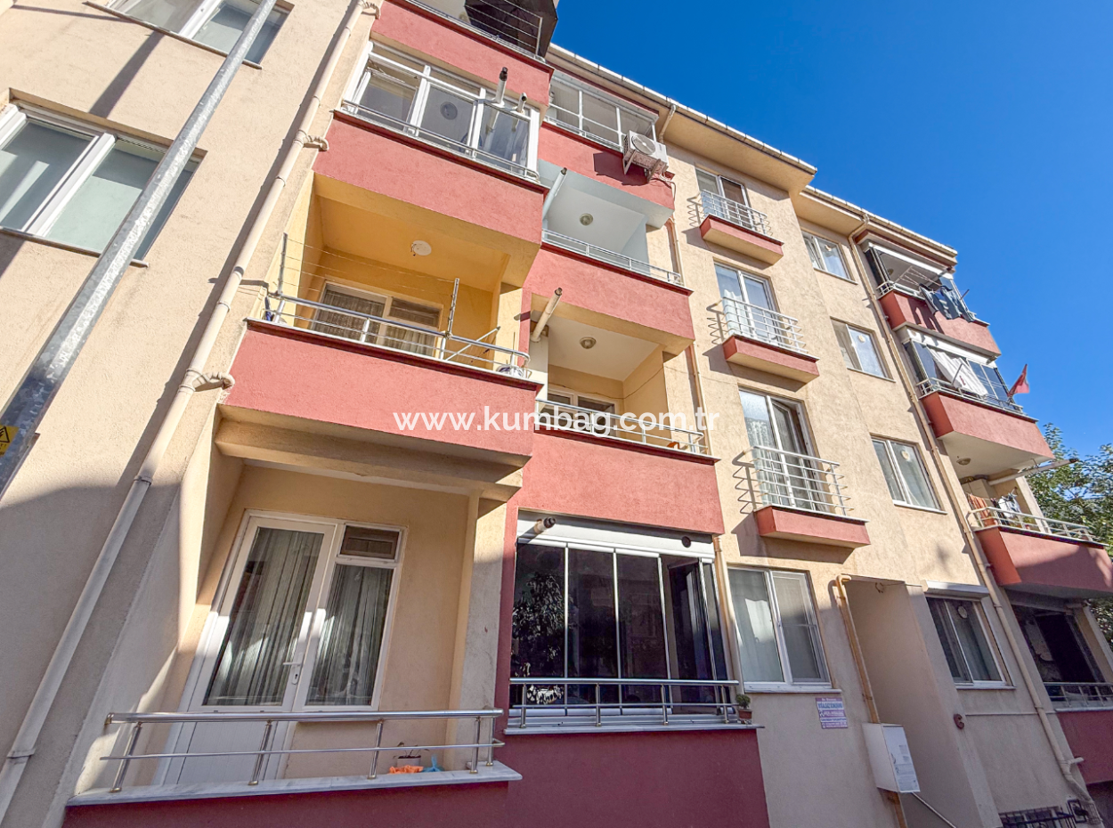 Çiftlikönü'nde Merkezi Konumda Çift Balkonlu Satılık 2+1 Daire