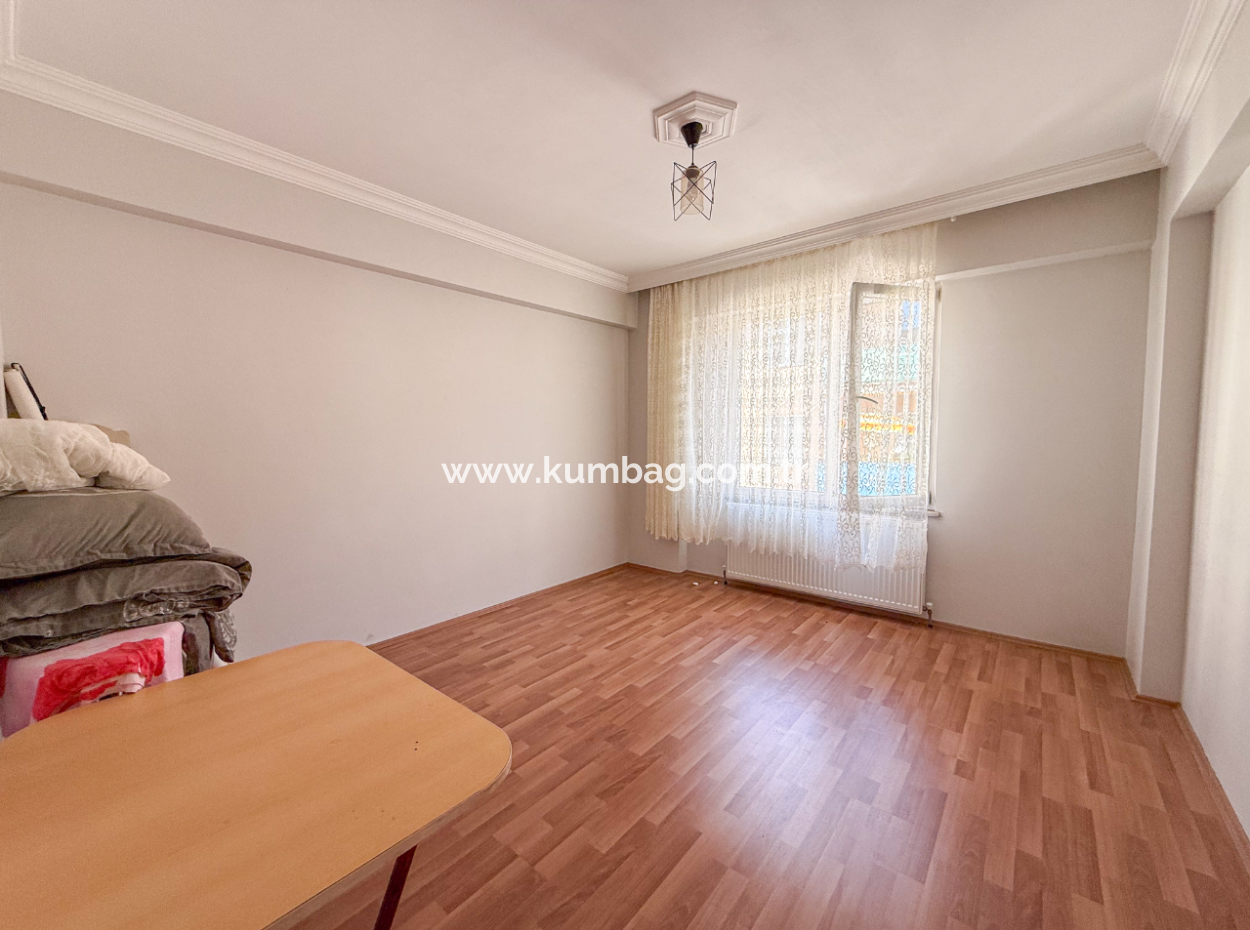 Çiftlikönü'nde Merkezi Konumda Çift Balkonlu Satılık 2+1 Daire