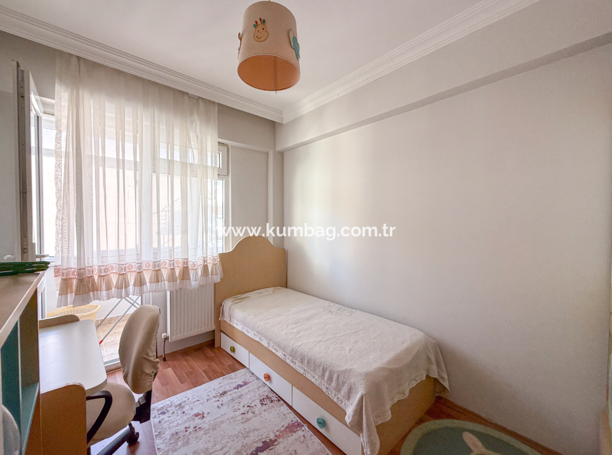 Çiftlikönü'nde Merkezi Konumda Çift Balkonlu Satılık 2+1 Daire