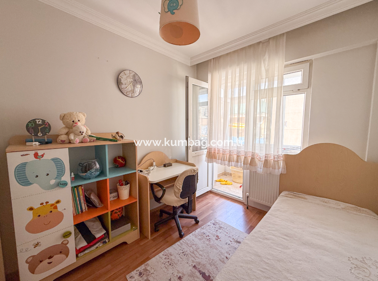 Çiftlikönü'nde Merkezi Konumda Çift Balkonlu Satılık 2+1 Daire