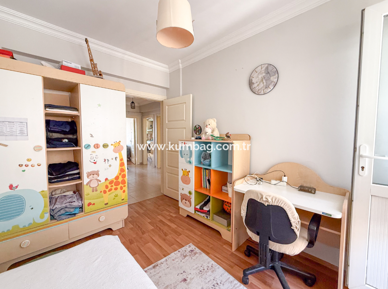 Çiftlikönü'nde Merkezi Konumda Çift Balkonlu Satılık 2+1 Daire