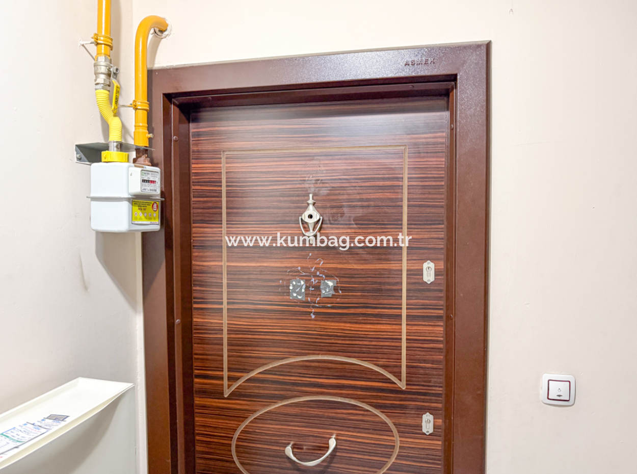 Çiftlikönü'nde Merkezi Konumda Çift Balkonlu Satılık 2+1 Daire