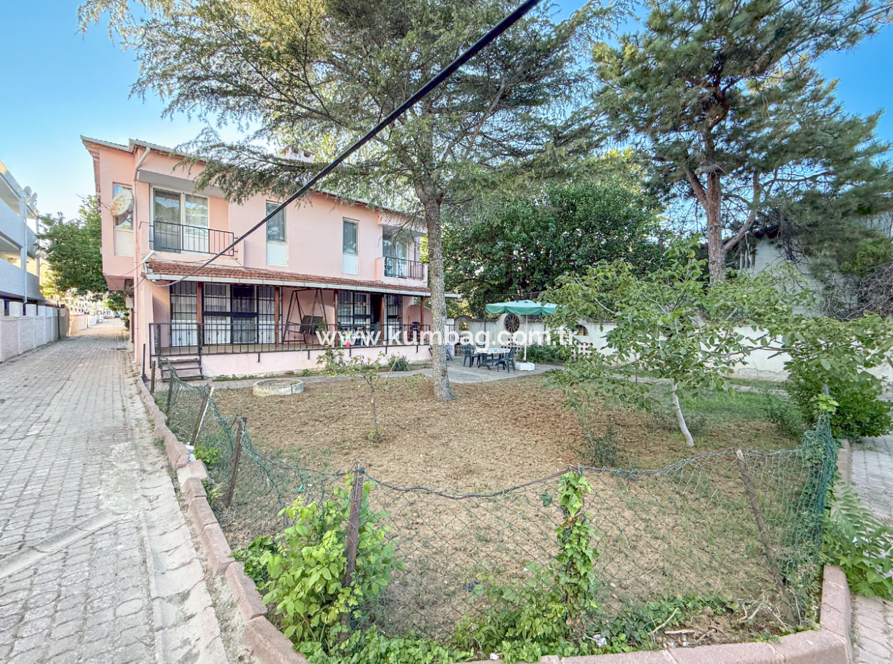  Kumbağ'da Denize Sıfır Site İçinde Satılık 3+1 Bahçeli Villa