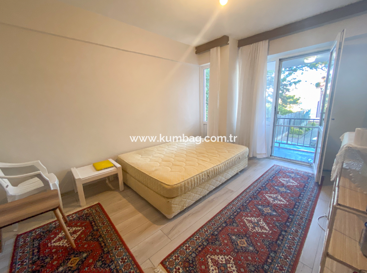  Kumbağ'da Denize Sıfır Site İçinde Satılık 3+1 Bahçeli Villa