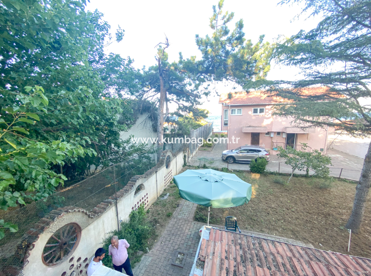  Kumbağ'da Denize Sıfır Site İçinde Satılık 3+1 Bahçeli Villa