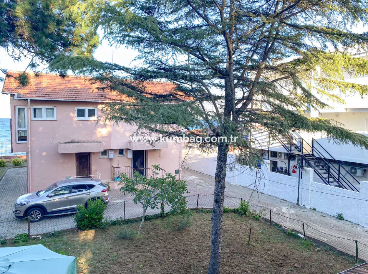  Kumbağ'da Denize Sıfır Site İçinde Satılık 3+1 Bahçeli Villa