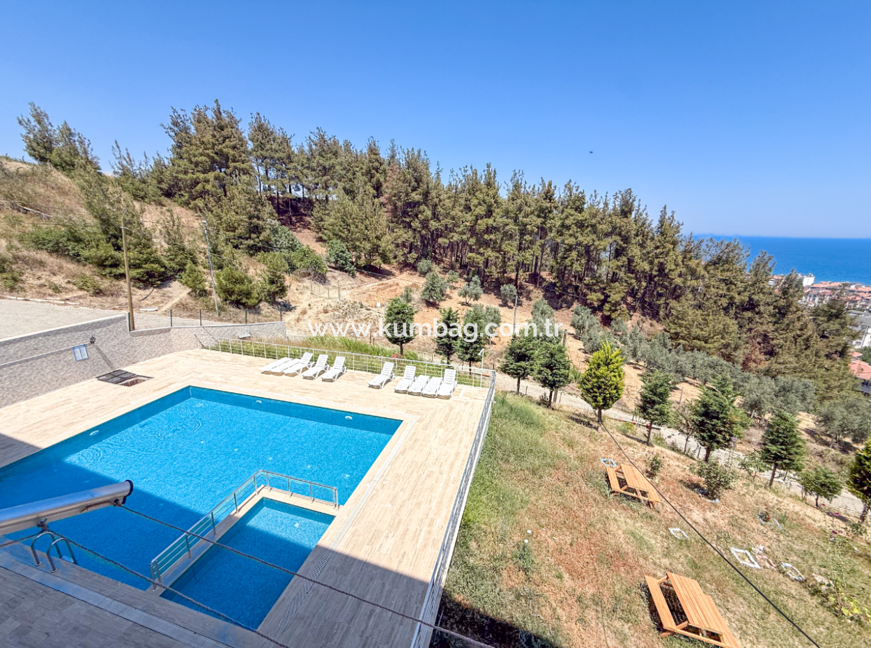 Kumbağ'da Deniz Manzaralı Havuzlu Eşyalı 2+1 Satılık Daire