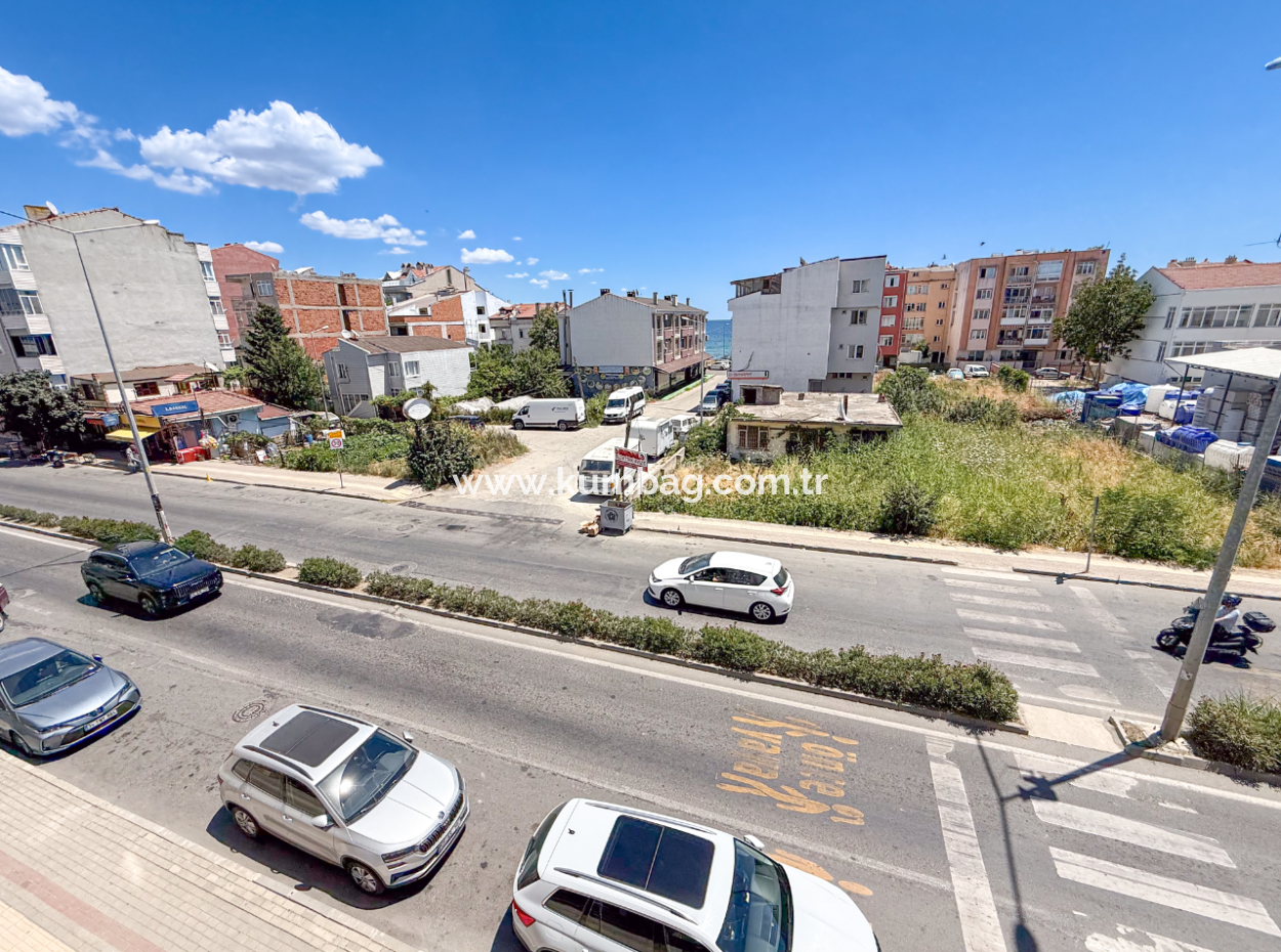 Altınova'da Cadde Üstünde Geniş 3+1 Satılık Daire