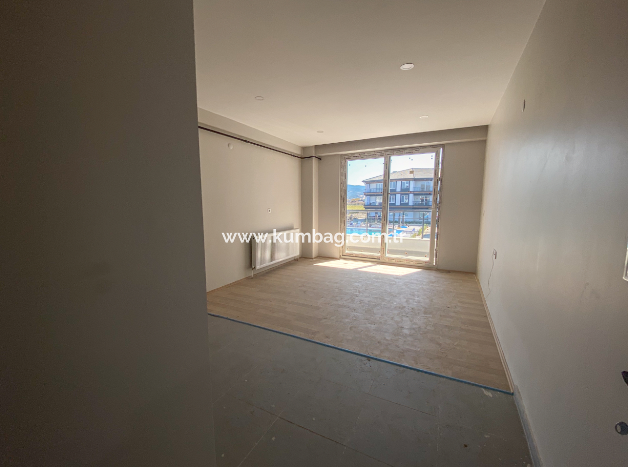 Kumbağ Havuzlu Sitede Denize Yakın Satılık Lüks 2+1 Daireler