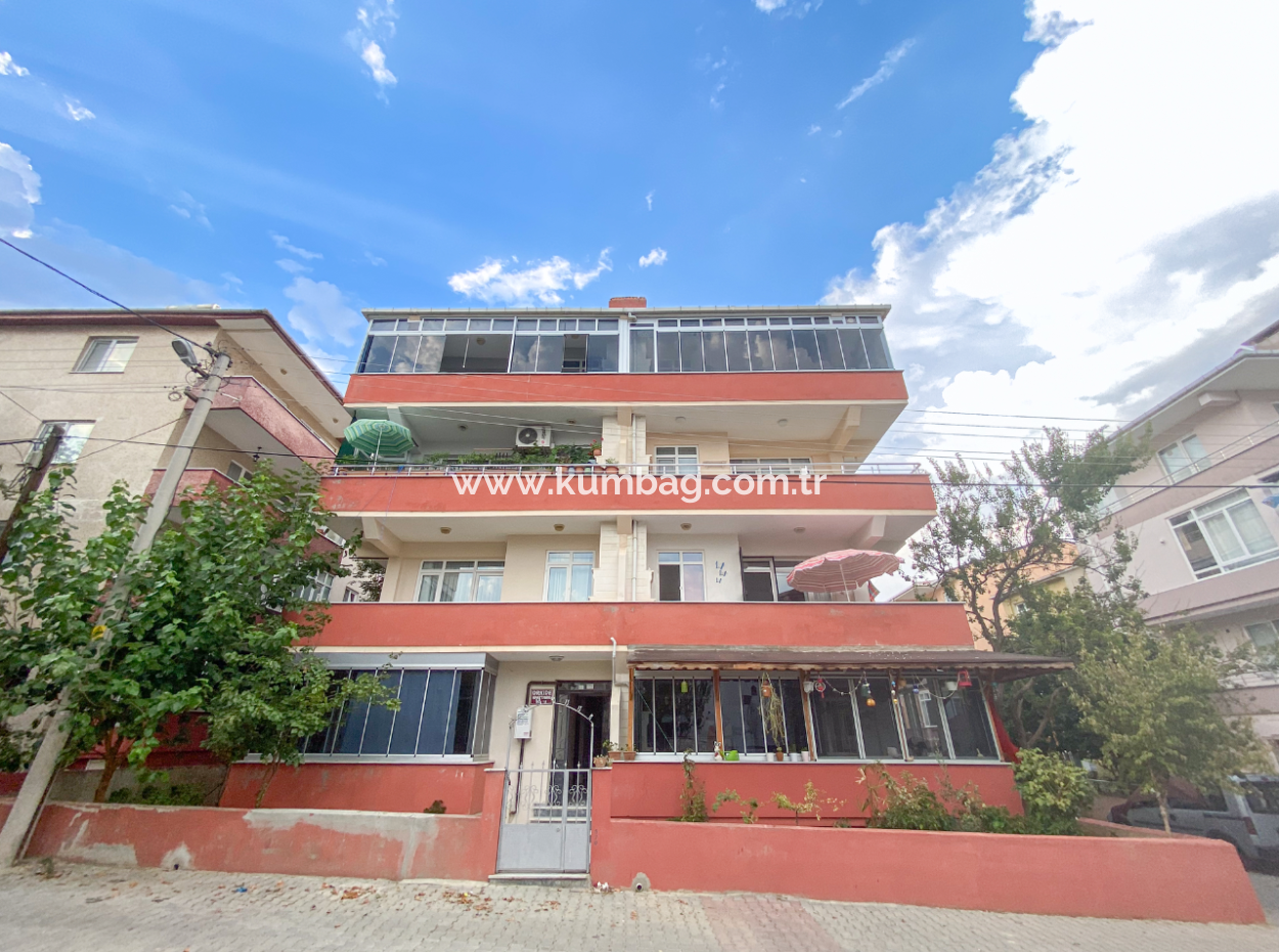 Kumbağ Merkezi Konumda Geniş Balkonlu Eşyalı 2+1 Satılık Daire