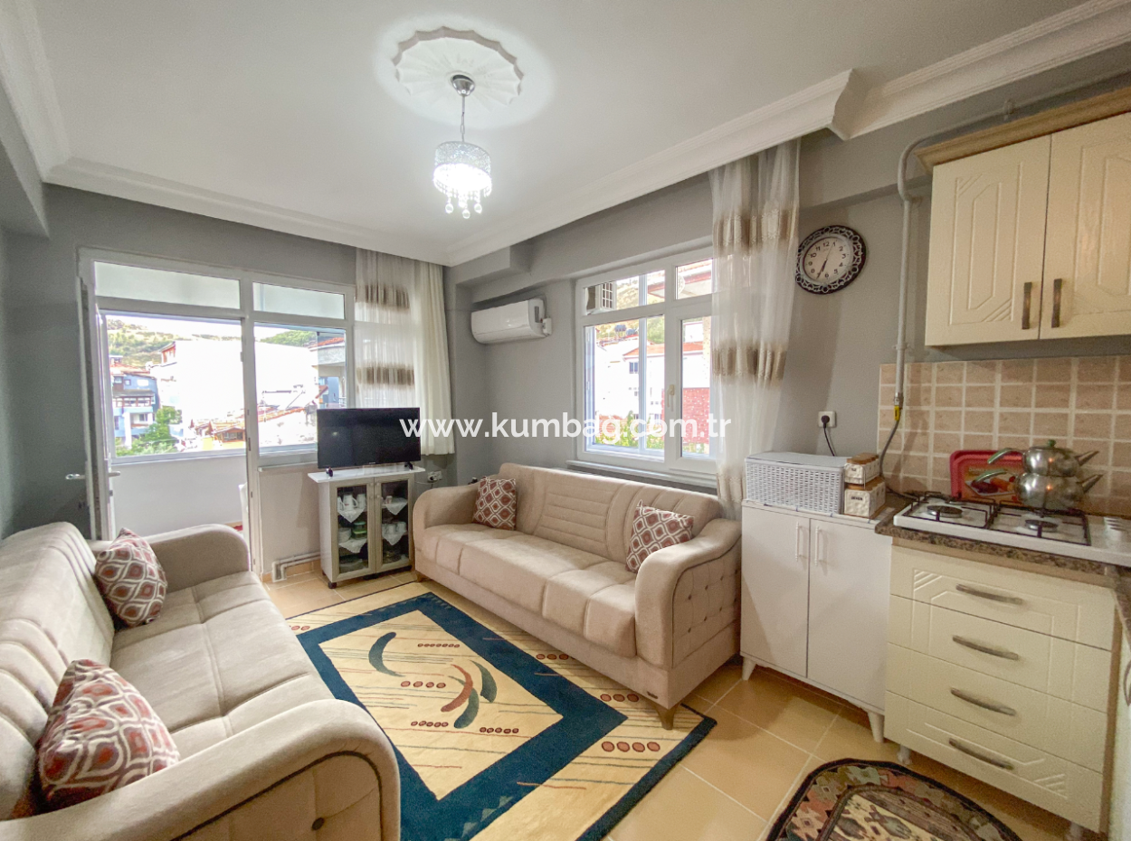 Kumbağ Merkezi Konumda Geniş Balkonlu Eşyalı 2+1 Satılık Daire