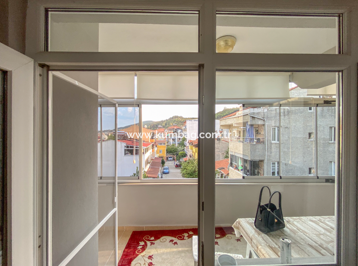 Kumbağ Merkezi Konumda Geniş Balkonlu Eşyalı 2+1 Satılık Daire