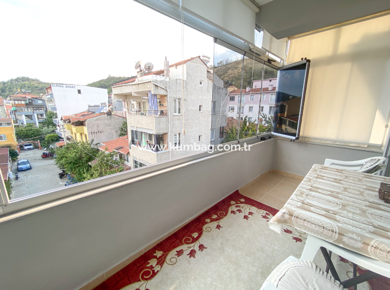 Kumbağ Merkezi Konumda Geniş Balkonlu Eşyalı 2+1 Satılık Daire