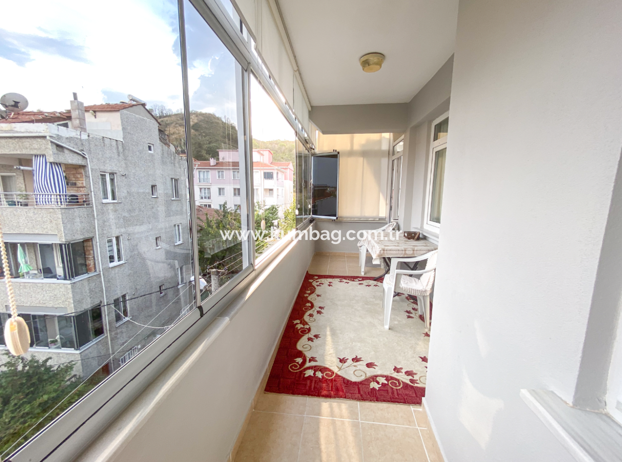 Kumbağ Merkezi Konumda Geniş Balkonlu Eşyalı 2+1 Satılık Daire