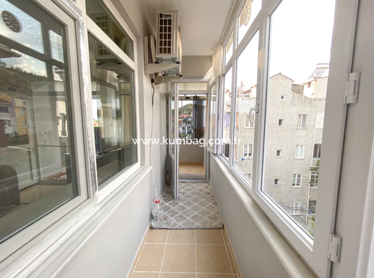 Kumbağ Merkezi Konumda Geniş Balkonlu Eşyalı 2+1 Satılık Daire