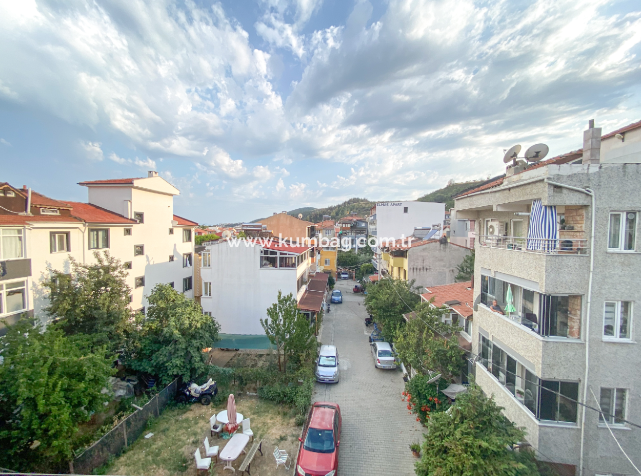 Kumbağ Merkezi Konumda Geniş Balkonlu Eşyalı 2+1 Satılık Daire