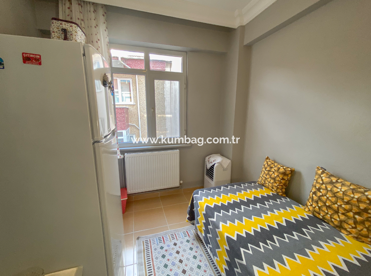 Kumbağ Merkezi Konumda Geniş Balkonlu Eşyalı 2+1 Satılık Daire