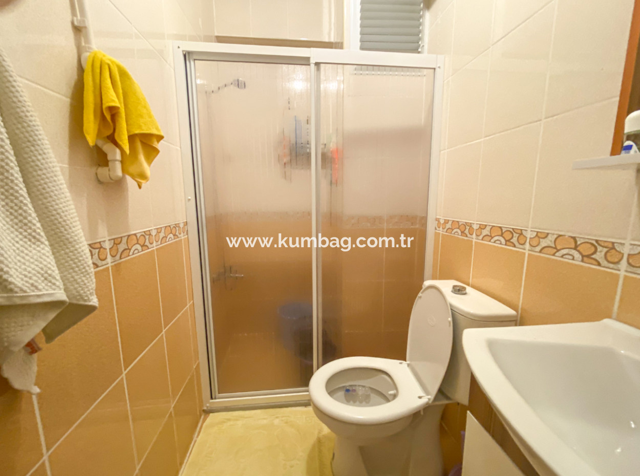 Kumbağ Merkezi Konumda Geniş Balkonlu Eşyalı 2+1 Satılık Daire