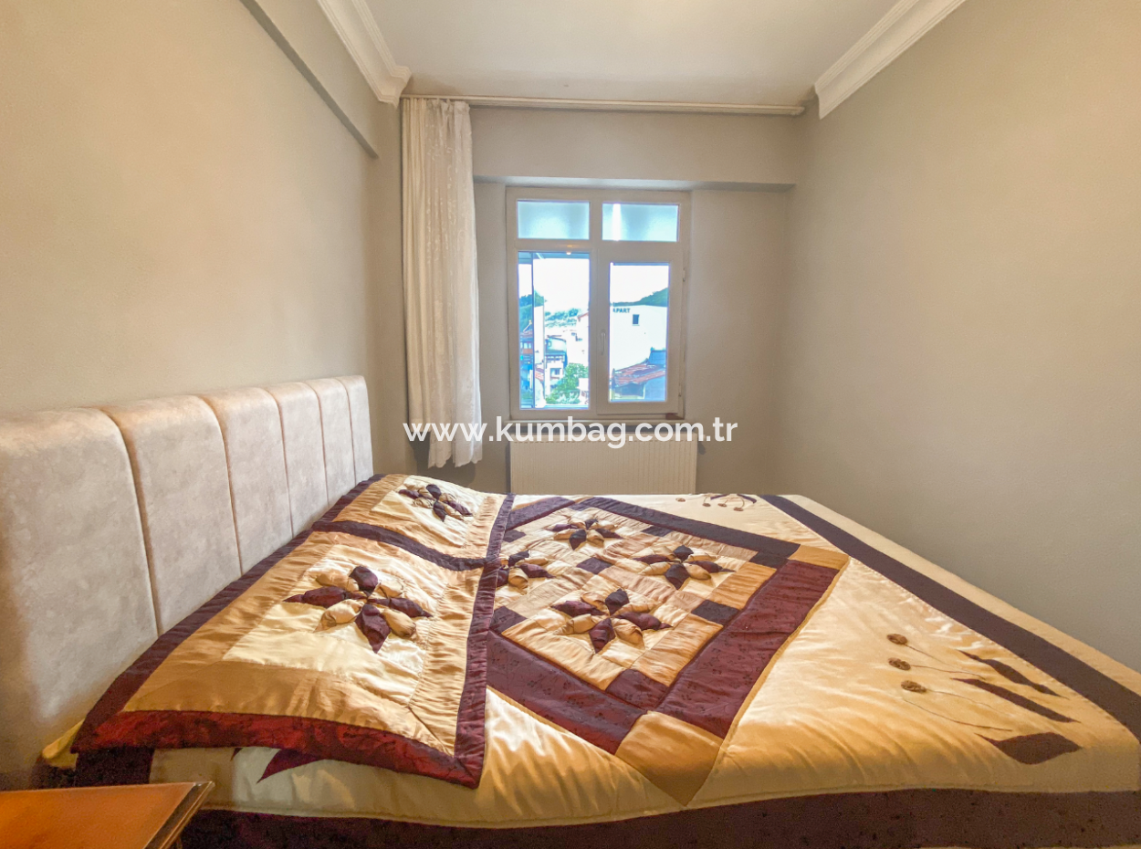 Kumbağ Merkezi Konumda Geniş Balkonlu Eşyalı 2+1 Satılık Daire
