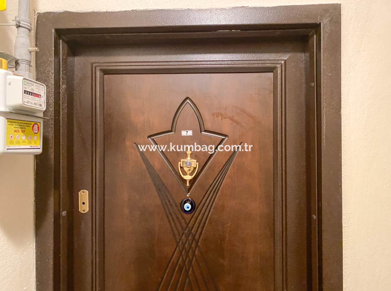 Kumbağ Merkezi Konumda Geniş Balkonlu Eşyalı 2+1 Satılık Daire