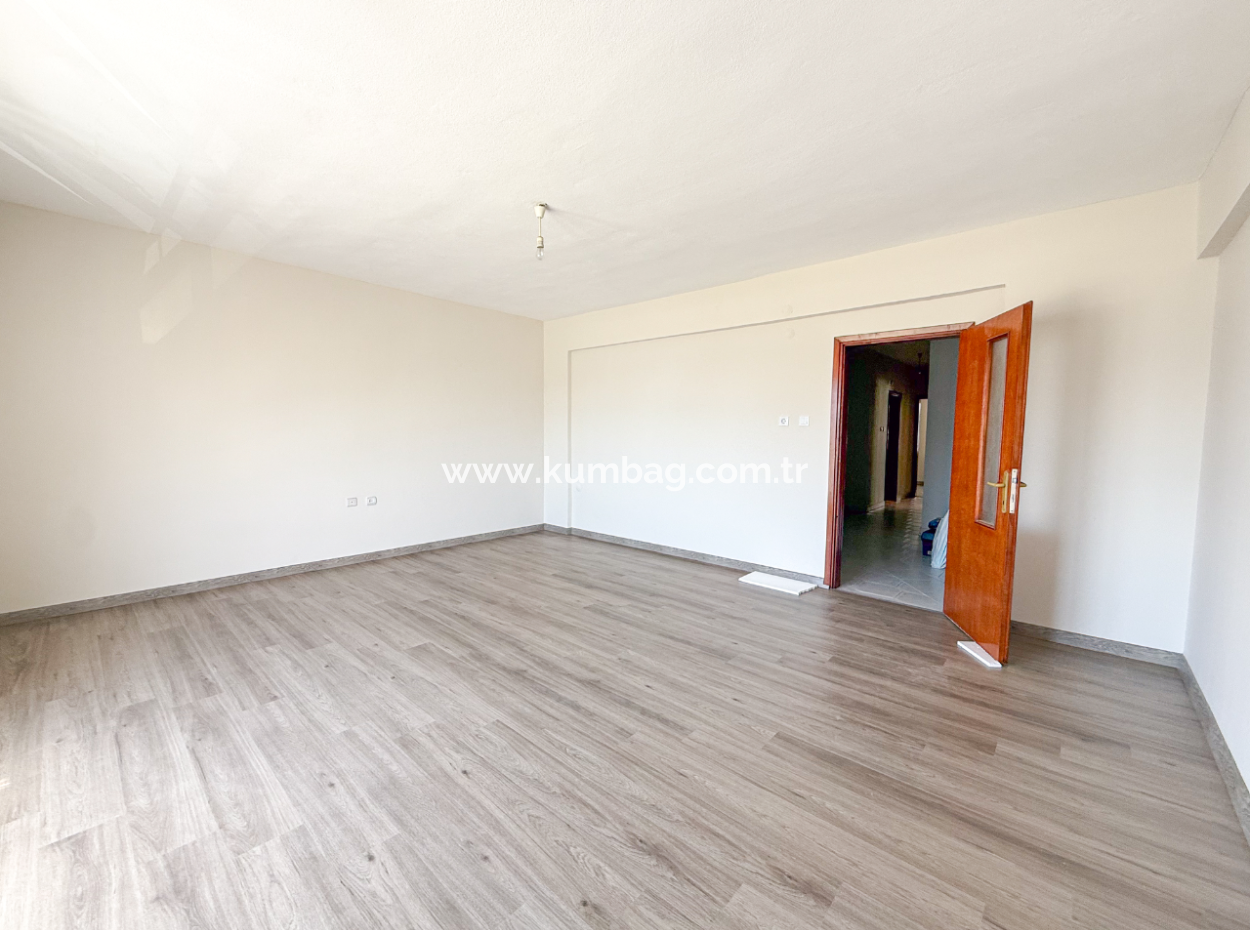 Altınova'da Cadde Üstünde Geniş 3+1 Kiralık Daire