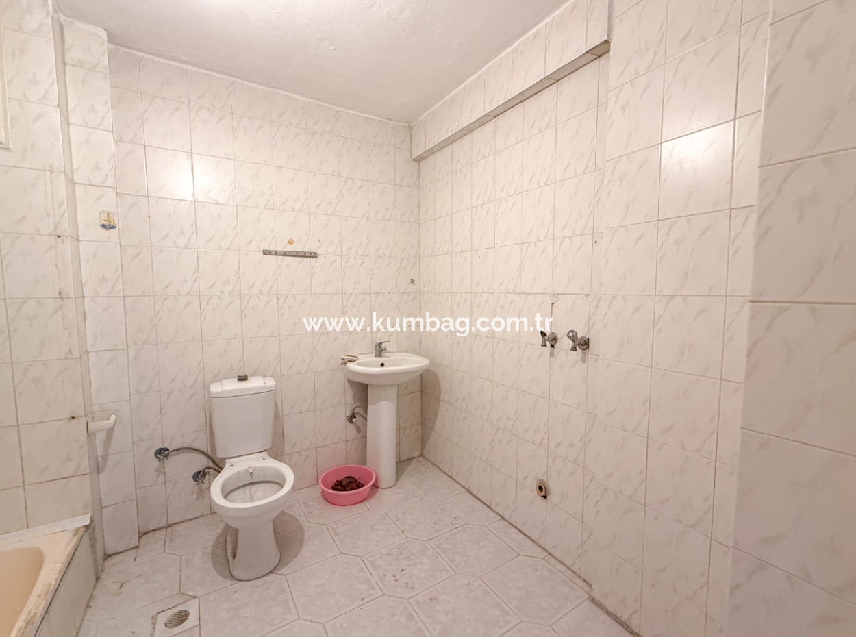 Altınova'da Cadde Üstünde Geniş 3+1 Kiralık Daire