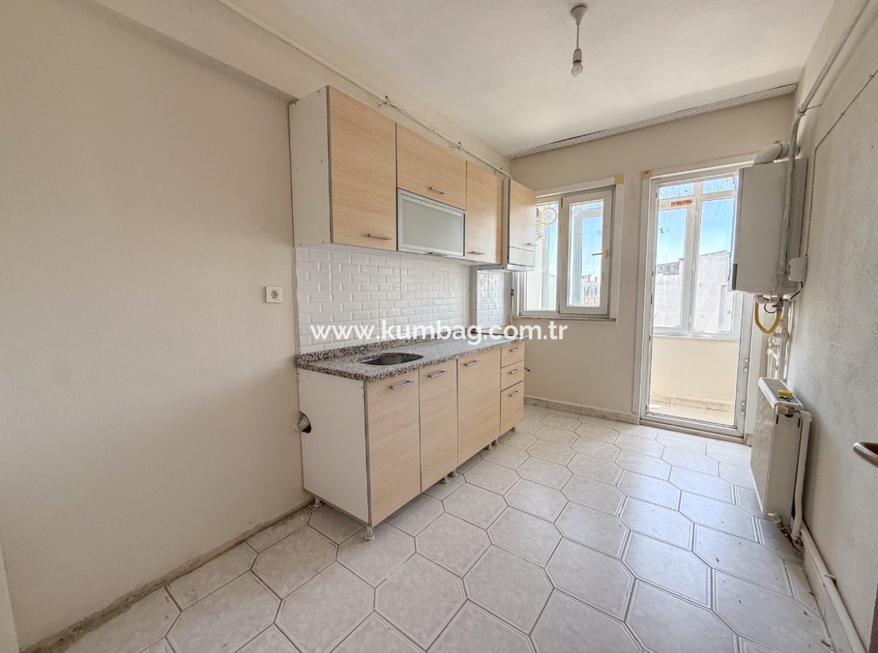 Altınova'da Cadde Üstünde Geniş 3+1 Kiralık Daire