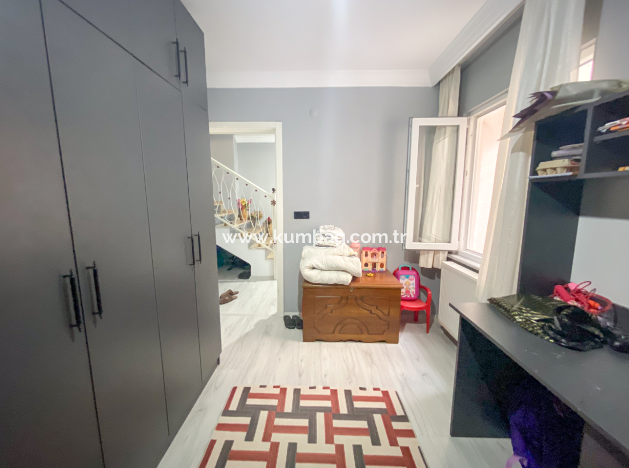 Kumbağ'da Merkezi Konumda Asansörlü Satılık 3+1 Dubleks Daire