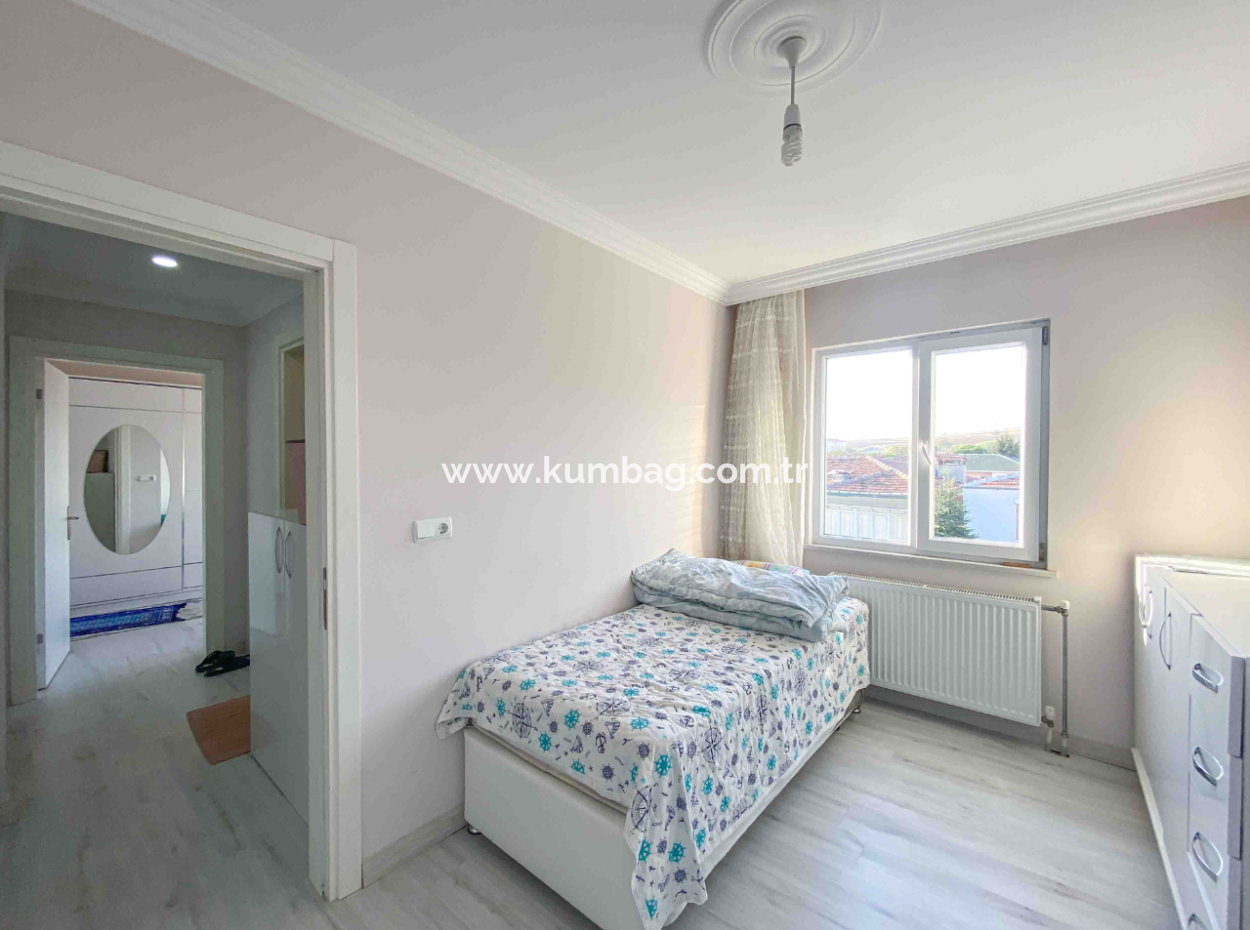 Kumbağ'da Caddenin Deniz Tarafında Eşyalı 2+1 Kiralık Daire
