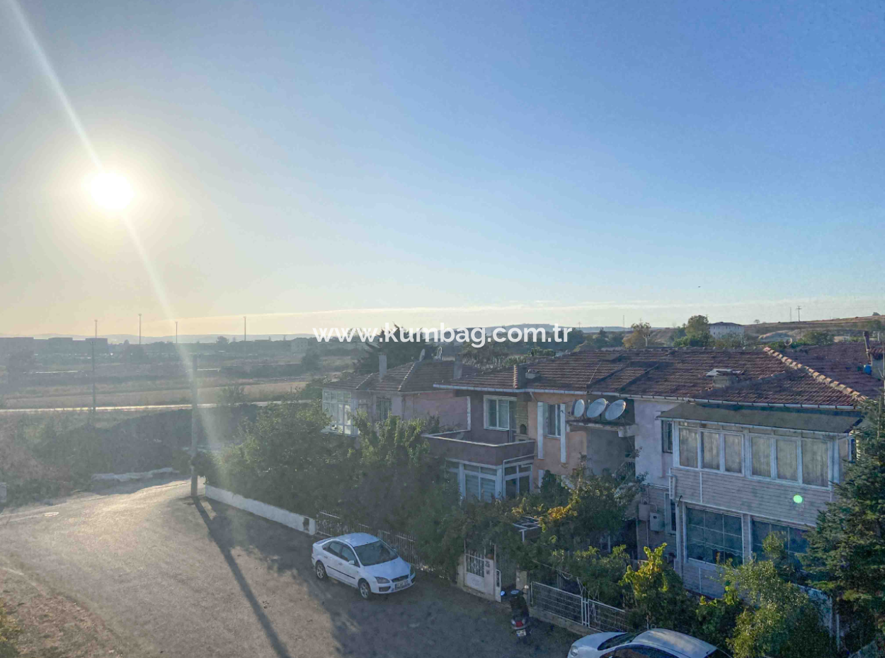 Kumbağ'da Caddenin Deniz Tarafında Eşyalı 2+1 Kiralık Daire
