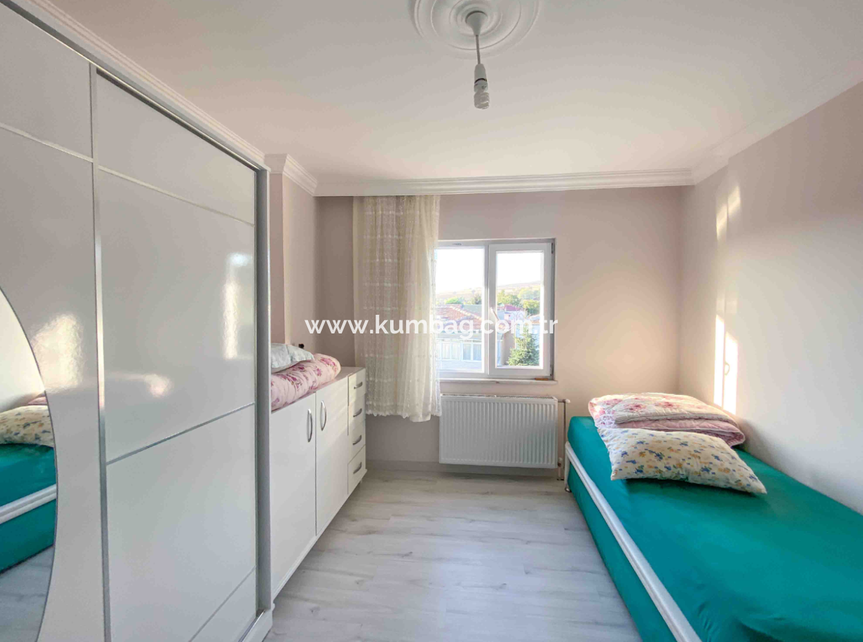Kumbağ'da Caddenin Deniz Tarafında Eşyalı 2+1 Kiralık Daire