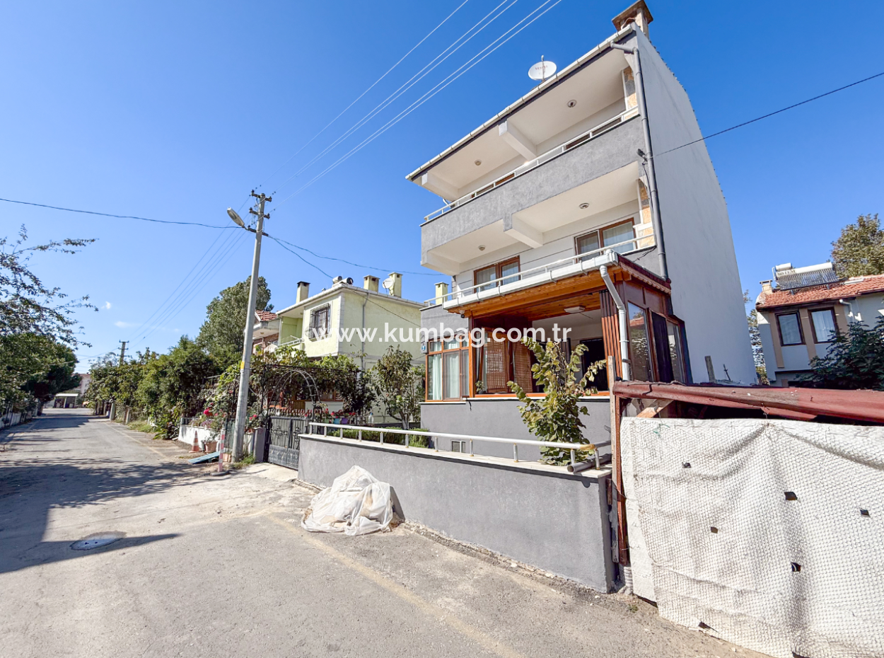 Kumbağ'da Caddenin Deniz Tarafında 2+1 Eşyalı Kiralık Daire