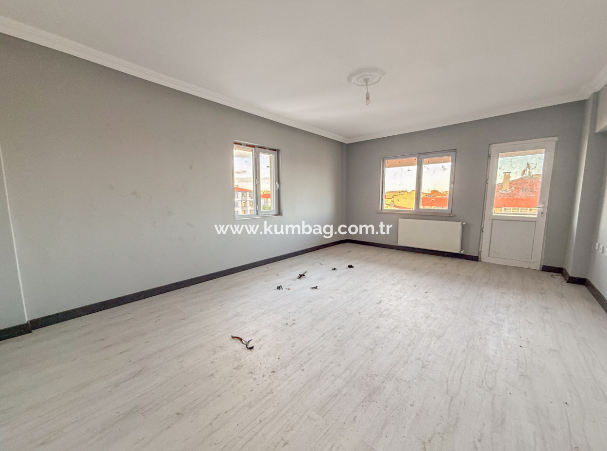 Altınova'da Merkezi Konumda Çok Geniş 3+1 Kiralık Daire