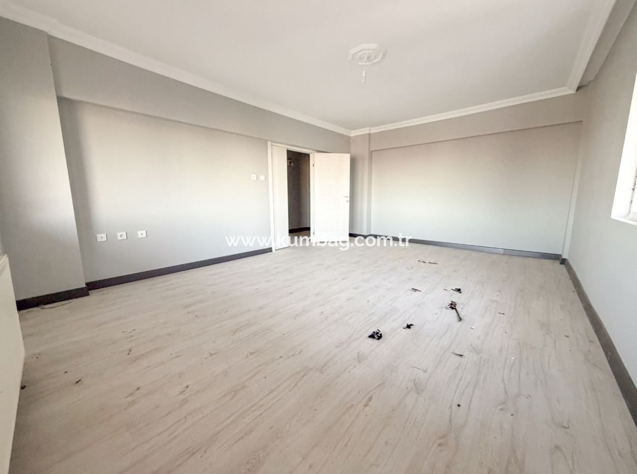 Altınova'da Merkezi Konumda Çok Geniş 3+1 Kiralık Daire