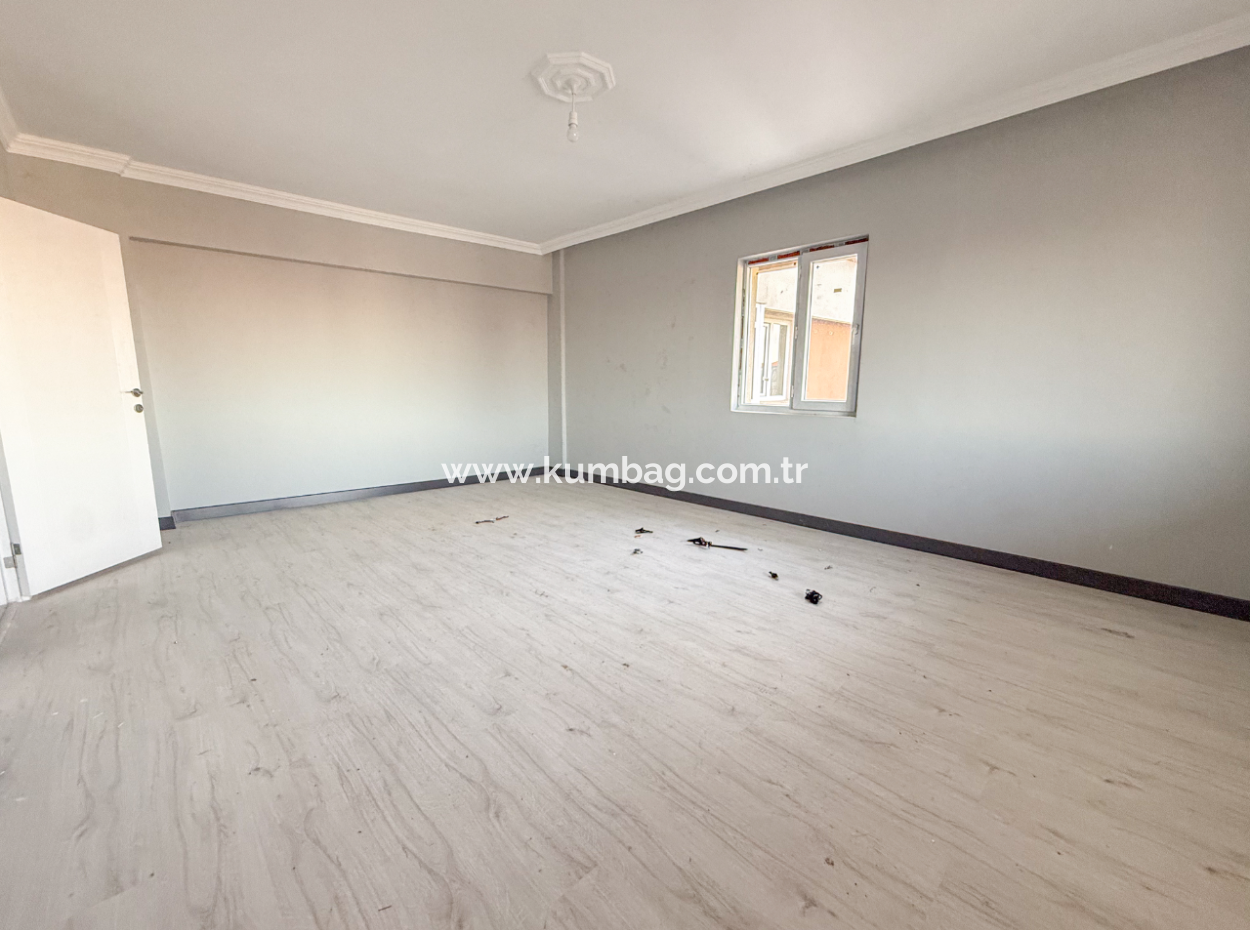 Altınova'da Merkezi Konumda Çok Geniş 3+1 Kiralık Daire