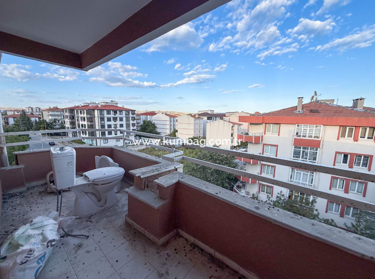 Altınova'da Merkezi Konumda Çok Geniş 3+1 Kiralık Daire