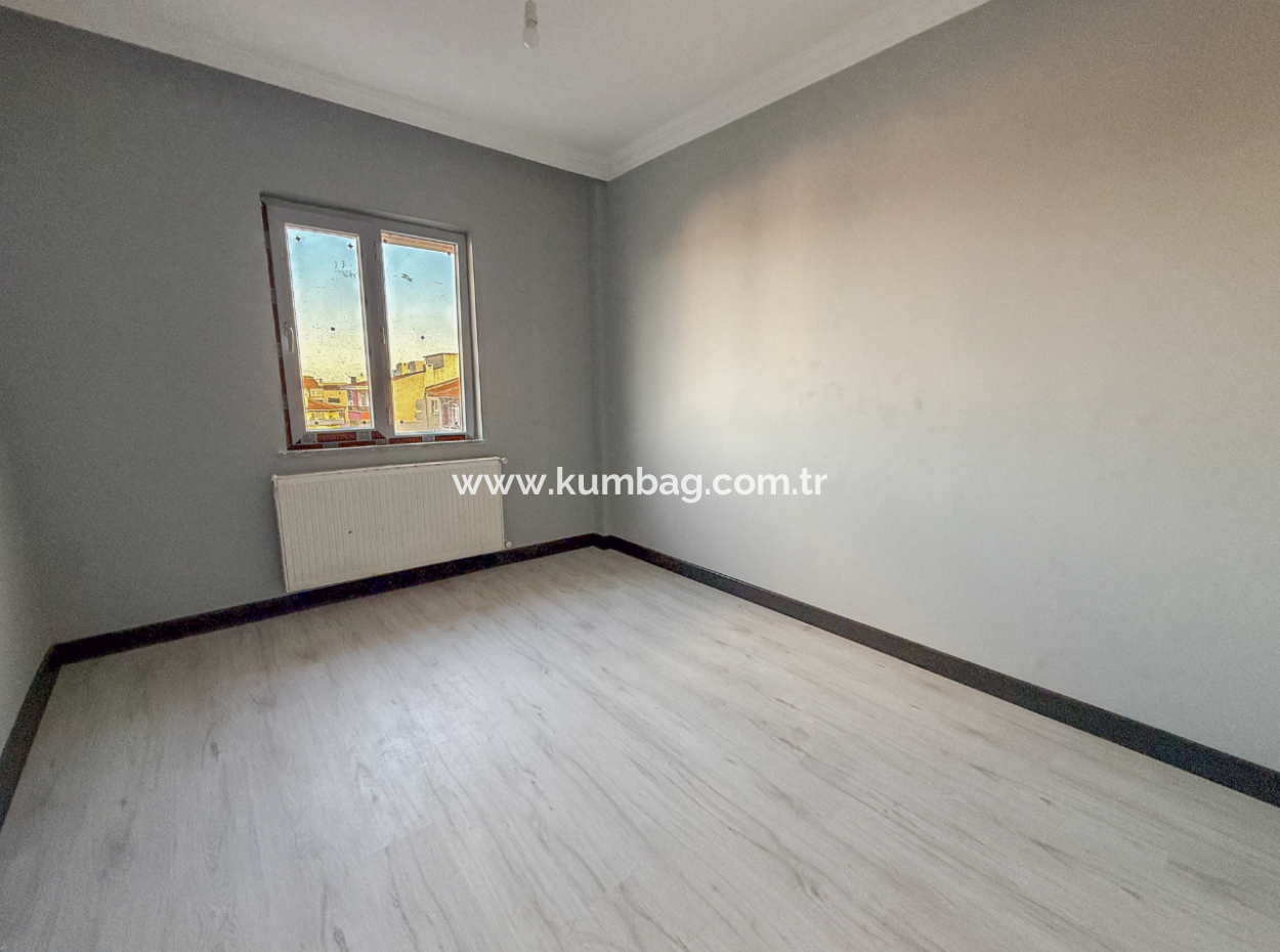 Altınova'da Merkezi Konumda Çok Geniş 3+1 Kiralık Daire