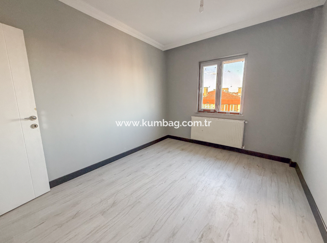 Altınova'da Merkezi Konumda Çok Geniş 3+1 Kiralık Daire