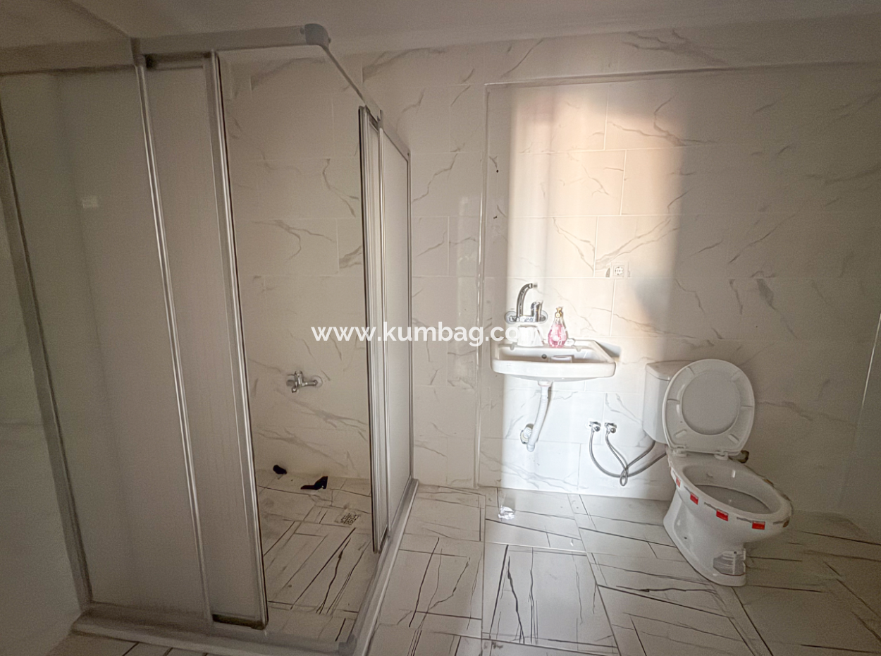 Altınova'da Merkezi Konumda Çok Geniş 3+1 Kiralık Daire