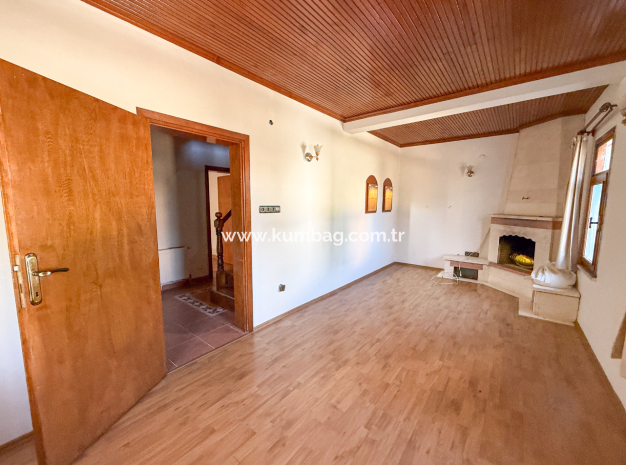 Kumbağ Merkezde Satılık 3+1 Villa Ve 300 M2 İmarlı Arsası