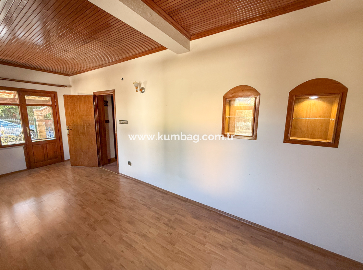Kumbağ Merkezde Satılık 3+1 Villa Ve 300 M2 İmarlı Arsası