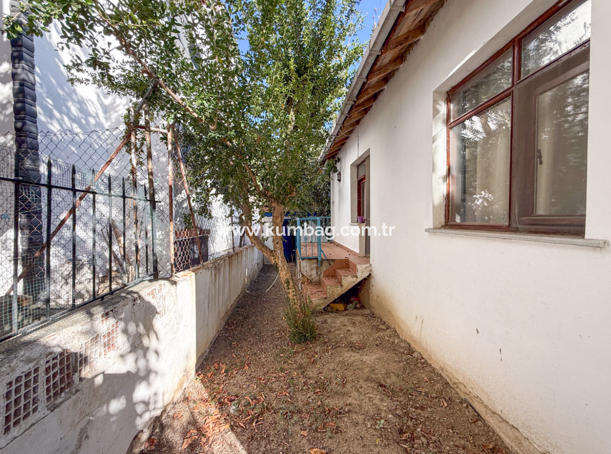 Kumbağ Merkezde Satılık 3+1 Villa Ve 300 M2 İmarlı Arsası