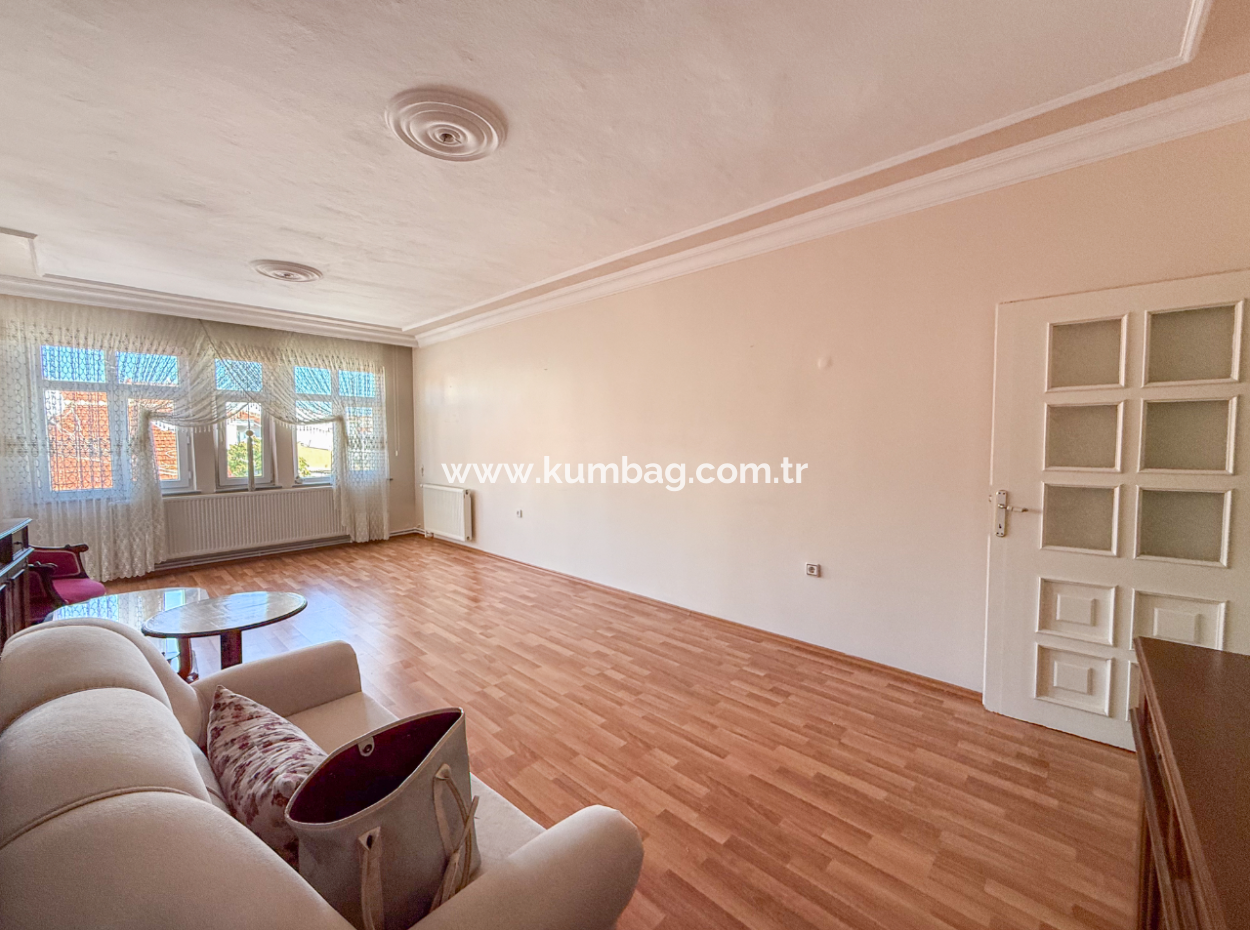 Muratlı Caddesinde Asansörlü Geniş Ve İskanlı Satılık 2+1 Daire