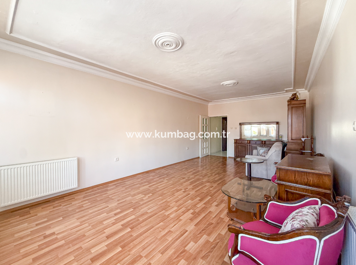 Muratlı Caddesinde Asansörlü Geniş Ve İskanlı Satılık 2+1 Daire