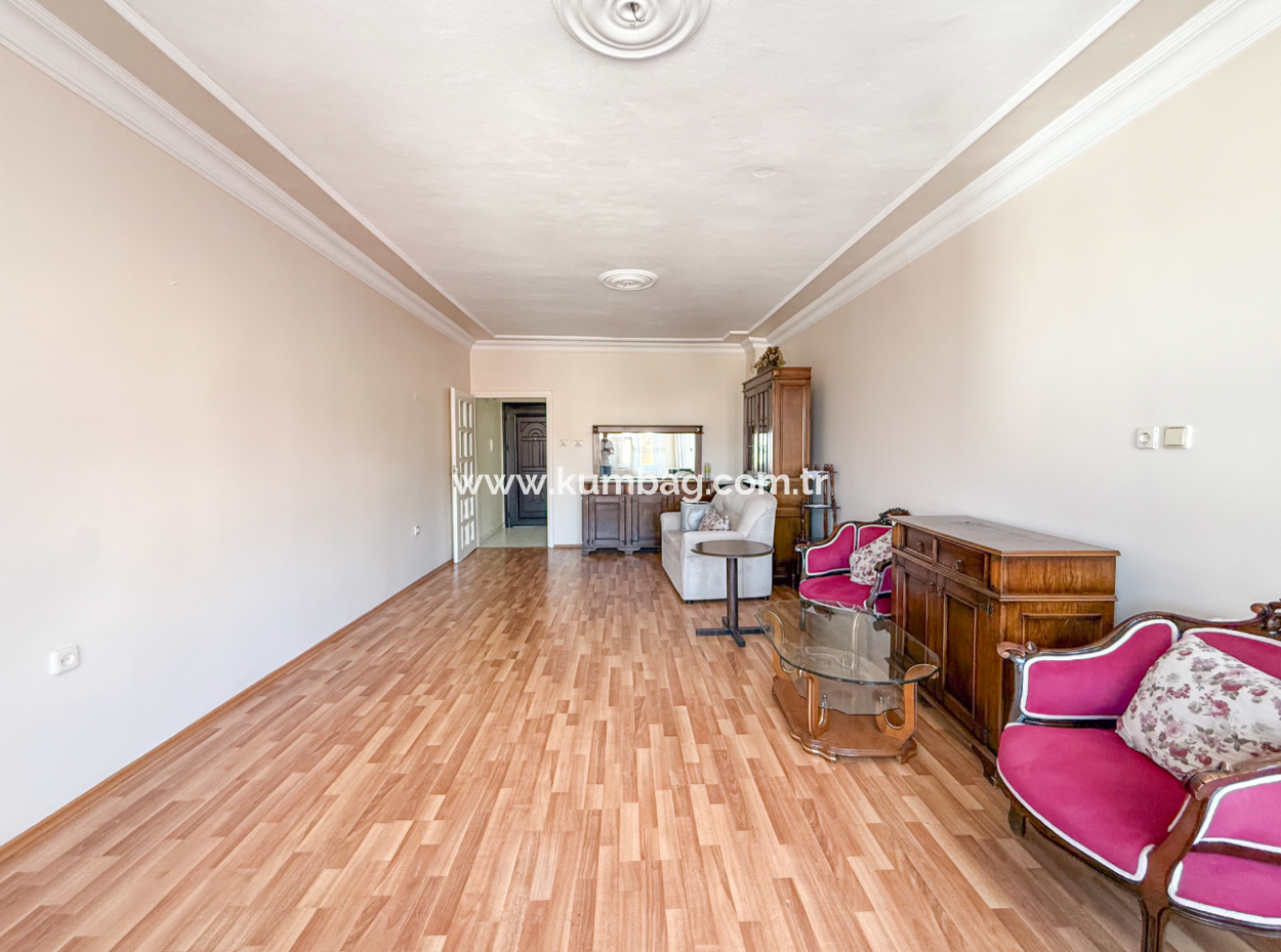 Muratlı Caddesinde Asansörlü Geniş Ve İskanlı Satılık 2+1 Daire