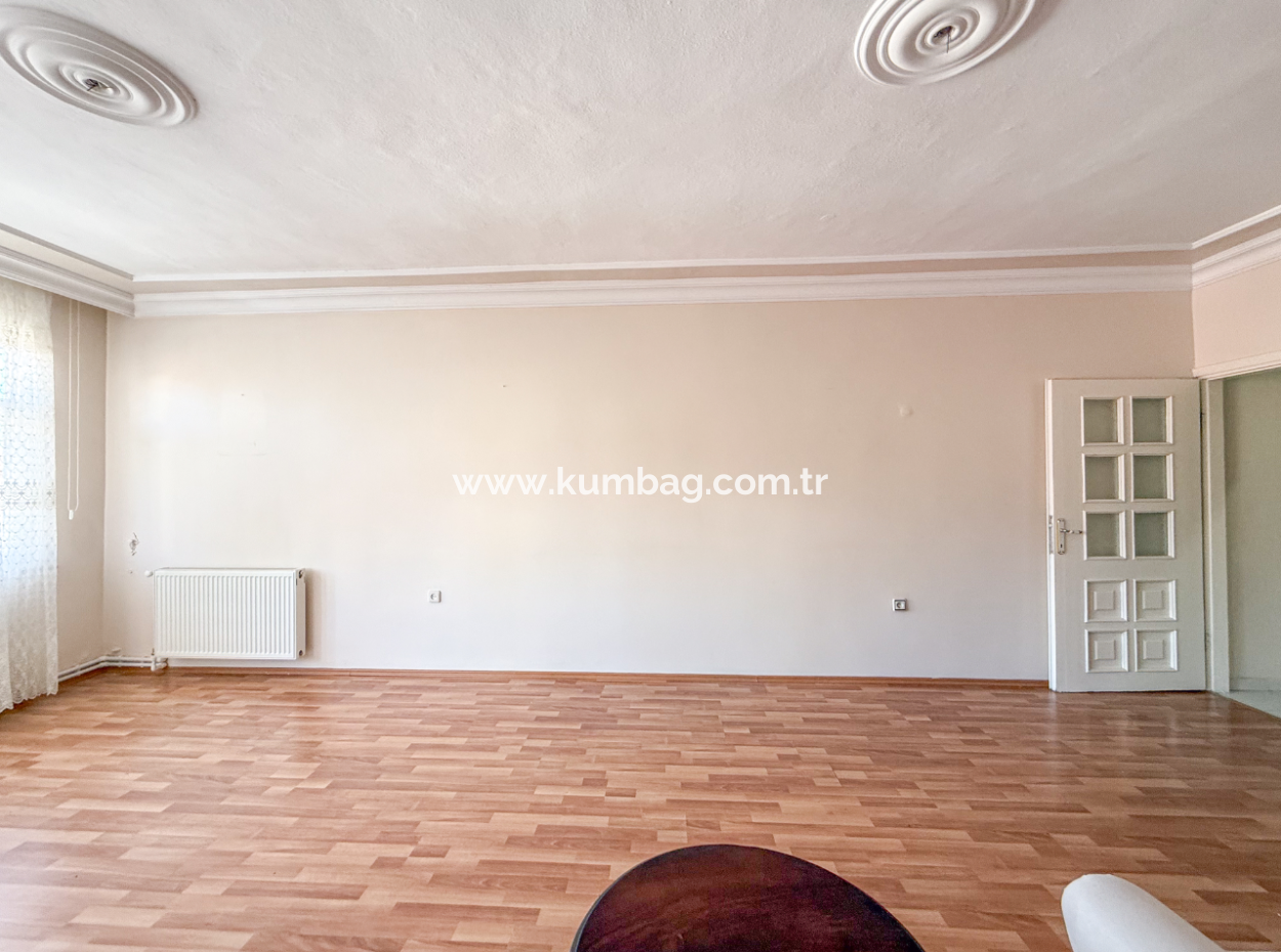 Muratlı Caddesinde Asansörlü Geniş Ve İskanlı Satılık 2+1 Daire