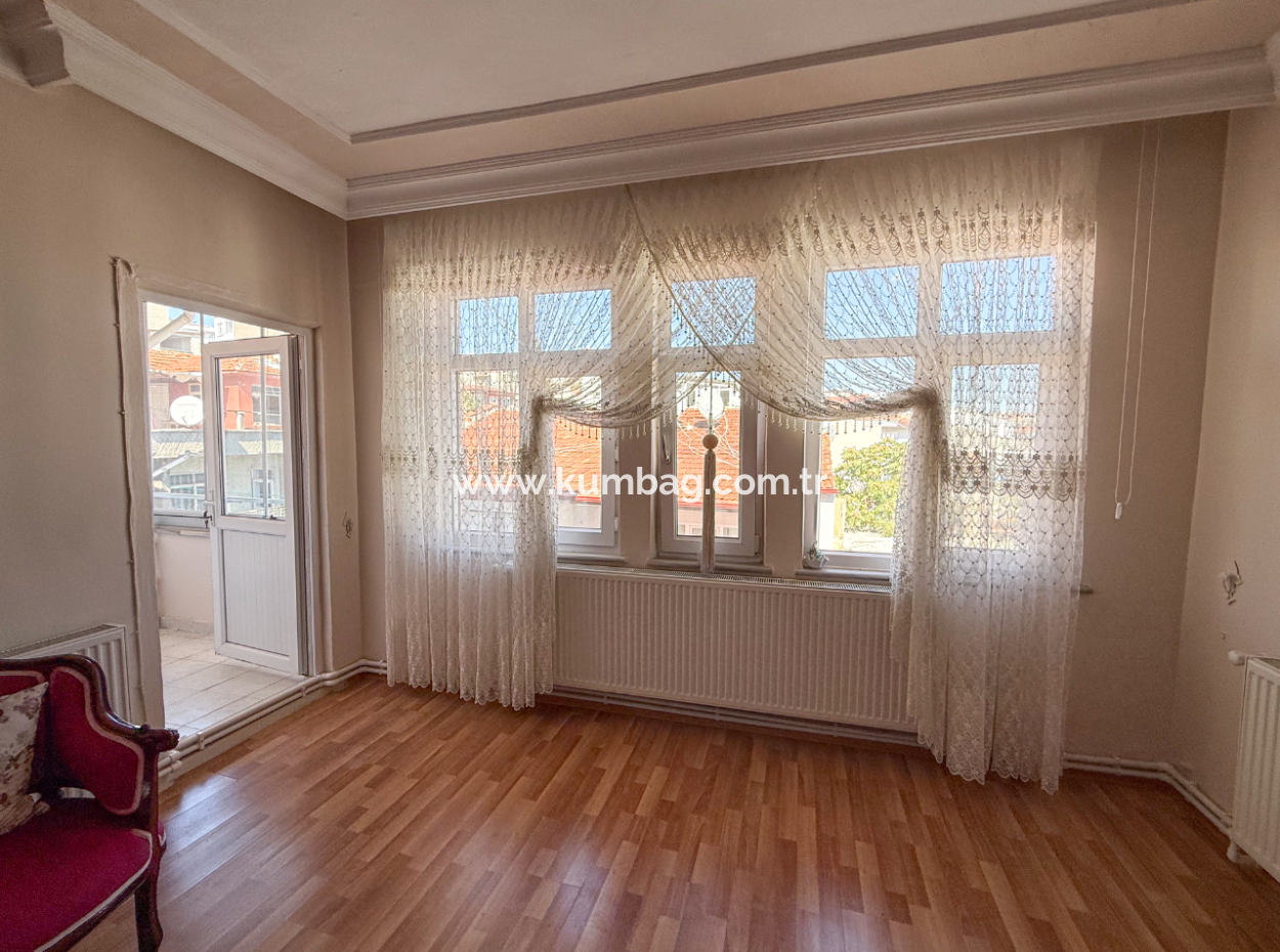 Muratlı Caddesinde Asansörlü Geniş Ve İskanlı Satılık 2+1 Daire