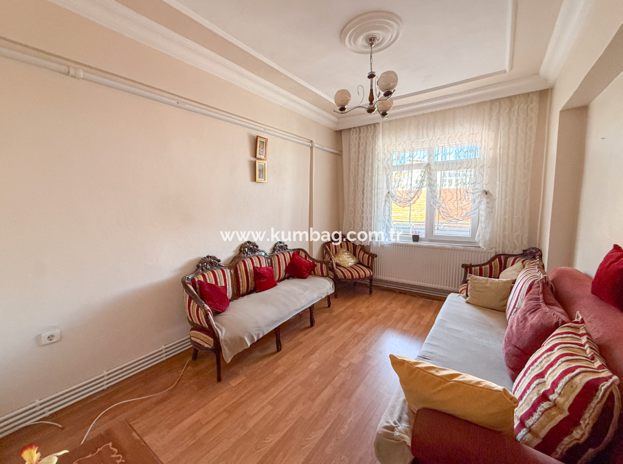 Muratlı Caddesinde Asansörlü Geniş Ve İskanlı Satılık 2+1 Daire