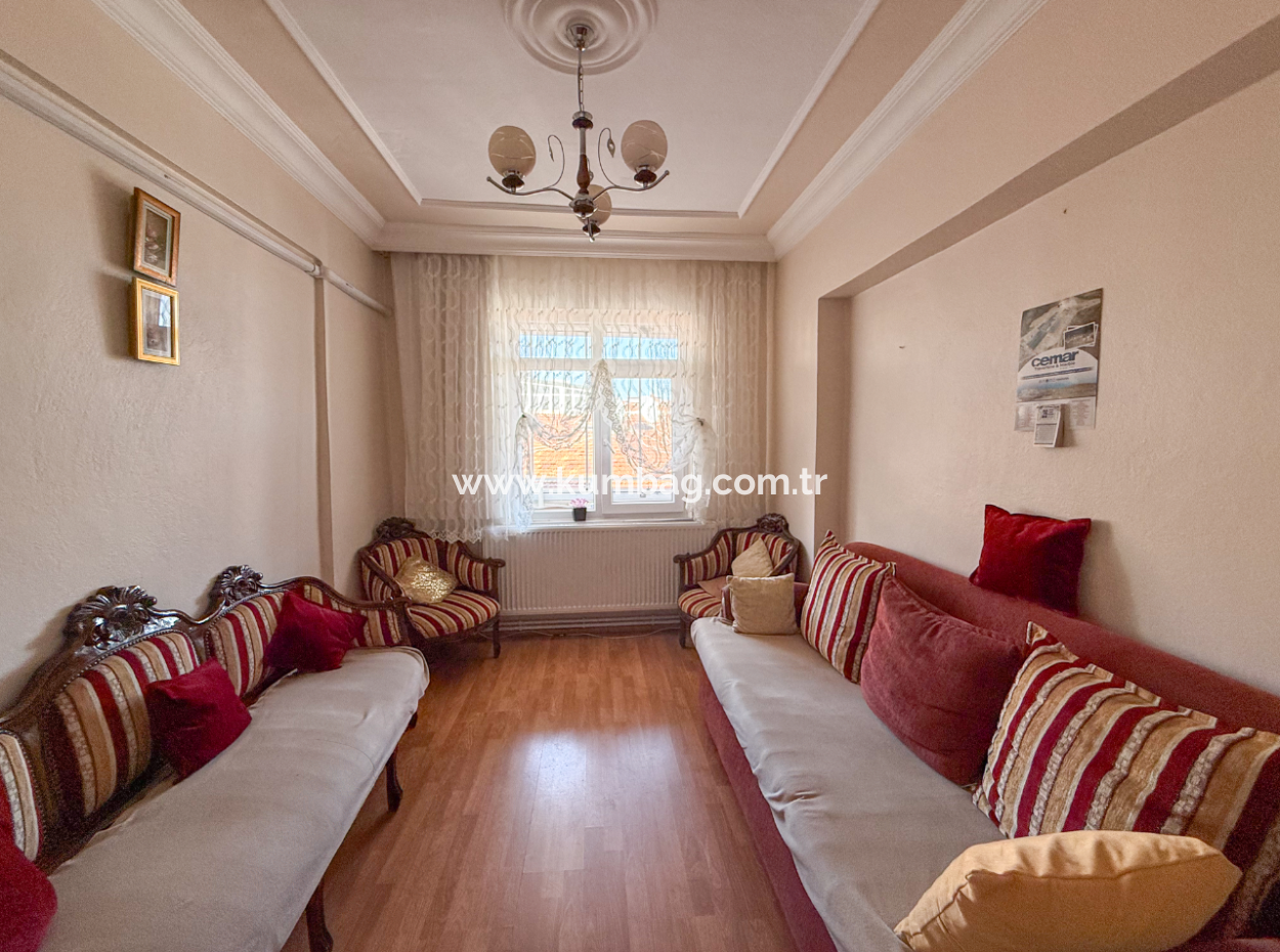 Muratlı Caddesinde Asansörlü Geniş Ve İskanlı Satılık 2+1 Daire